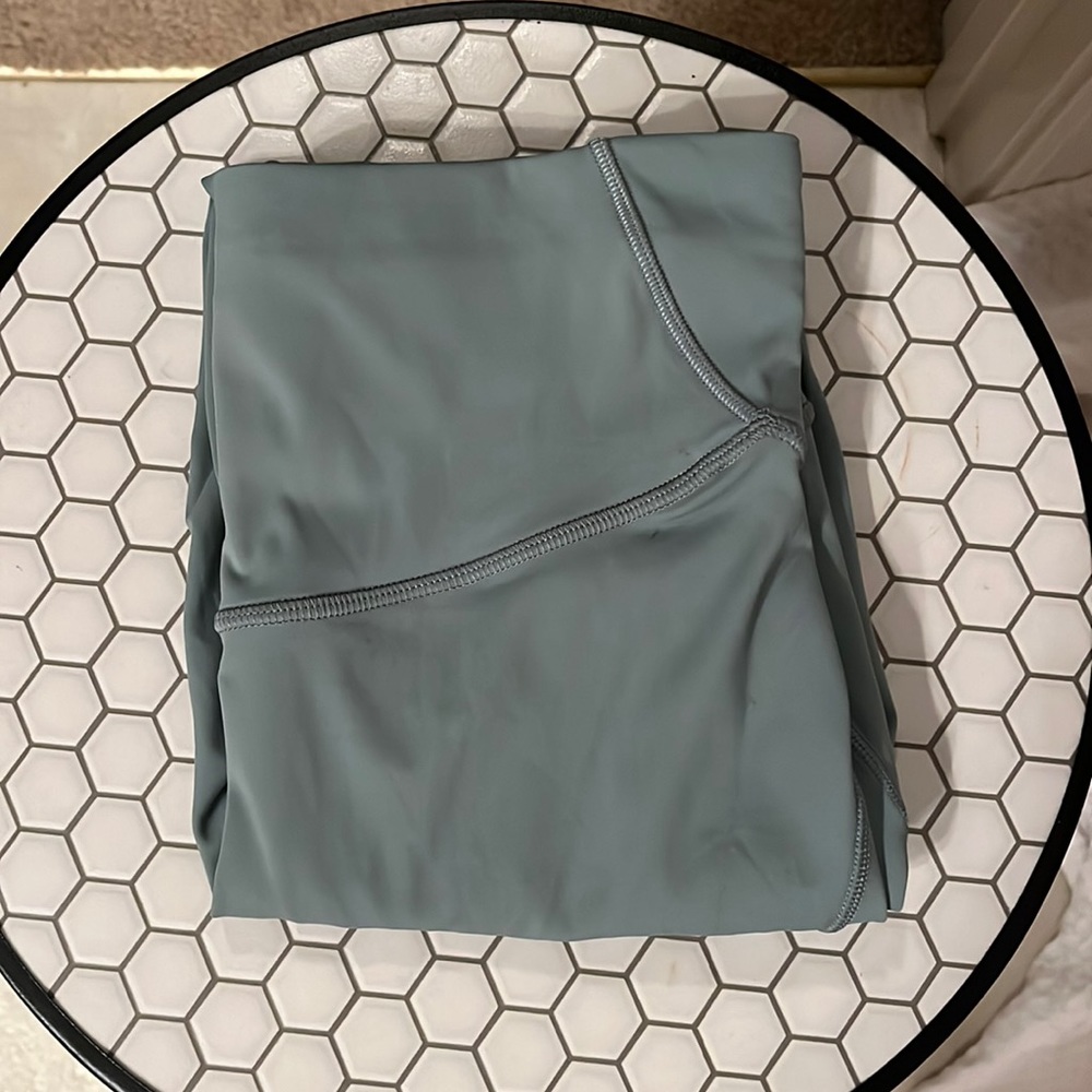 Lululemon 25 in base pace leggings